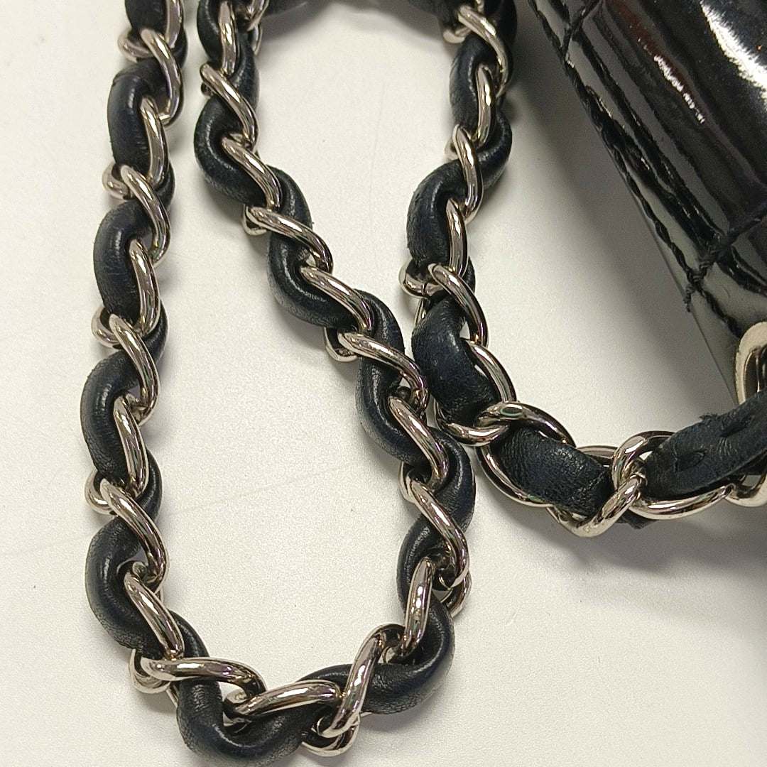 Chanel Black patent leather shoulder bag