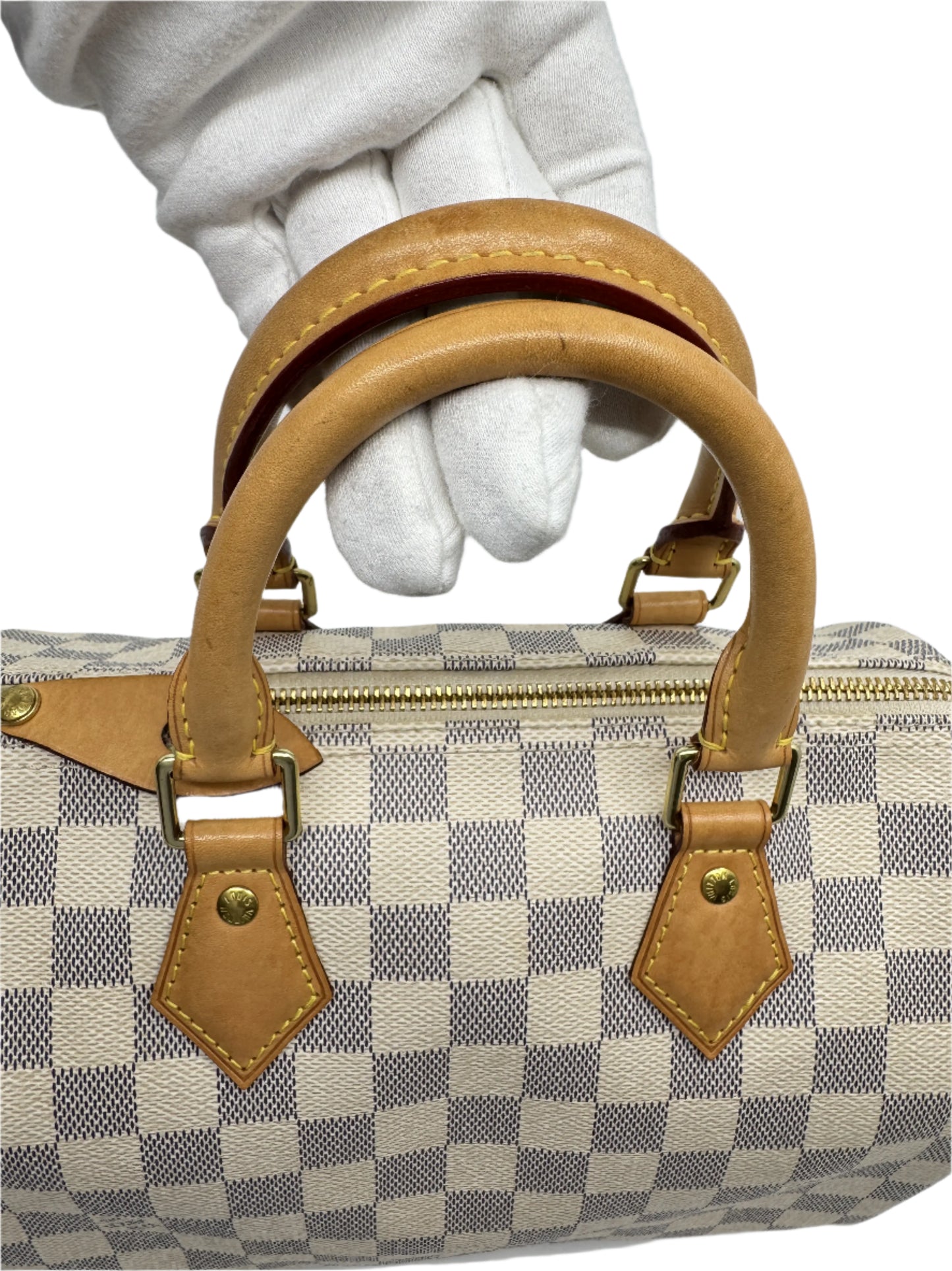 Detail-of-the-leather-handle-of-the-Louis-Vuitton-Speedy-25-Damier-Azur.