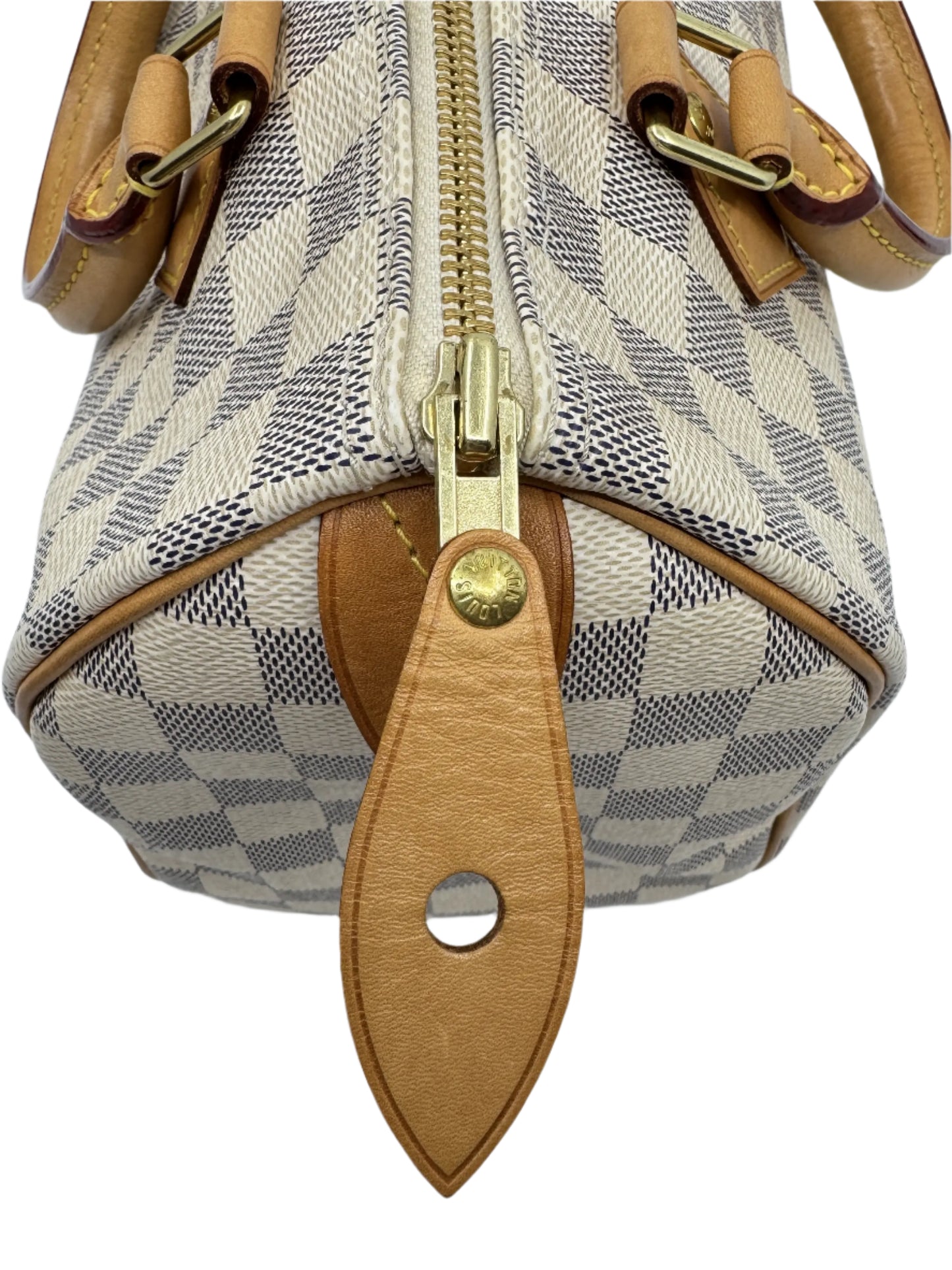 Details-of-the-Louis-Vuitton-Speedy-25-Damier-Azur-zipper-with-golden-badge-and-Louis-Vuitton-engraved.