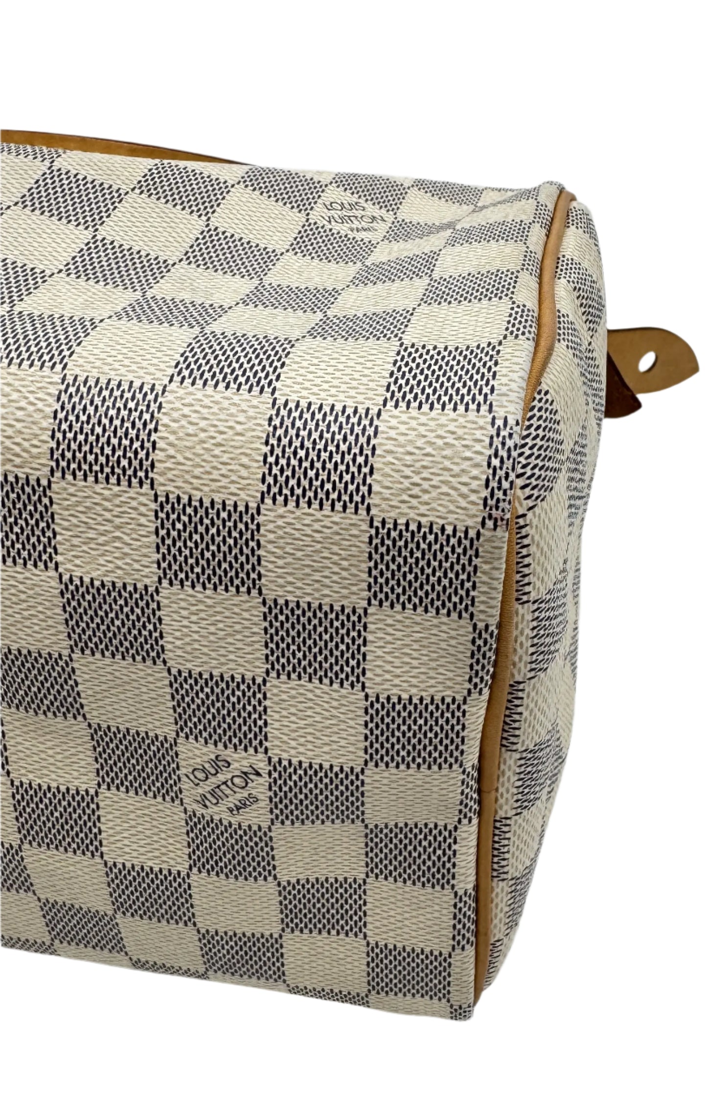 Zoom-in-of-the-Louis-Vuitton-Speedy-25-Damier-details-of-the-coated-leather-on-the-side-panels.