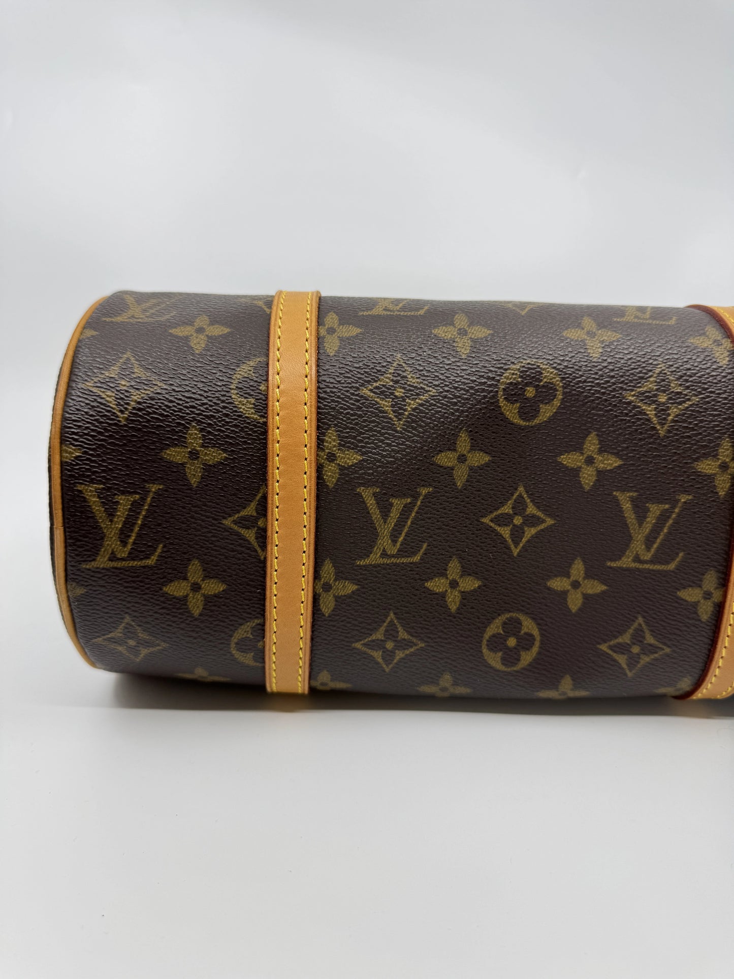 bottom-left-part-of-the-bag-rounded-with-monogram-canvas-and-vachetta-details
