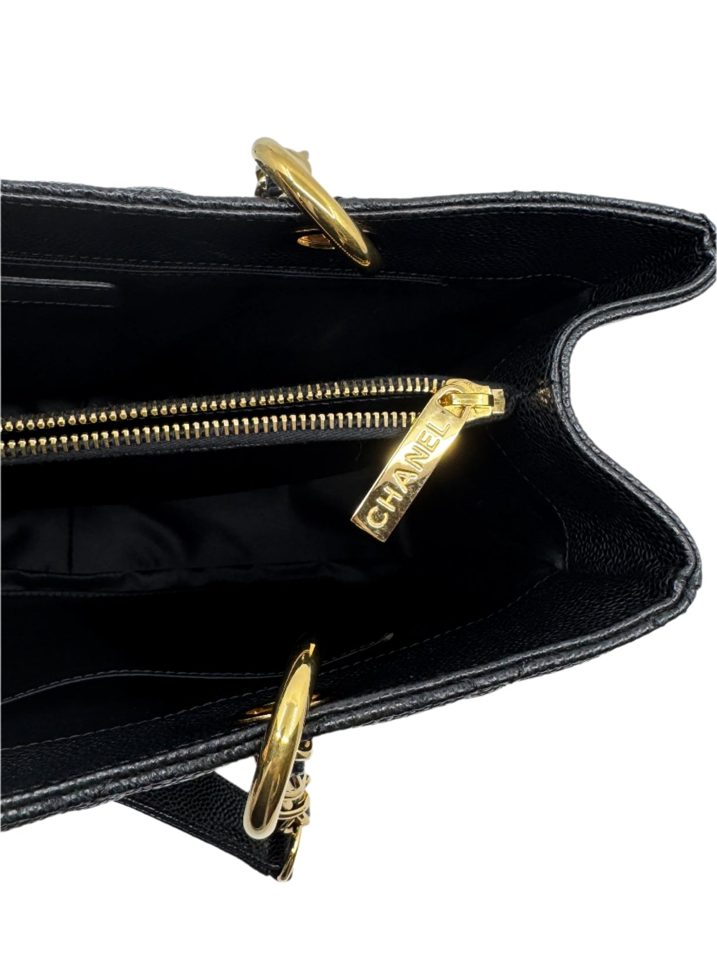 detail-of-golden-closure-of-chanel-black-caviar-grand-shopping-tote-with-registered-chanel-logo