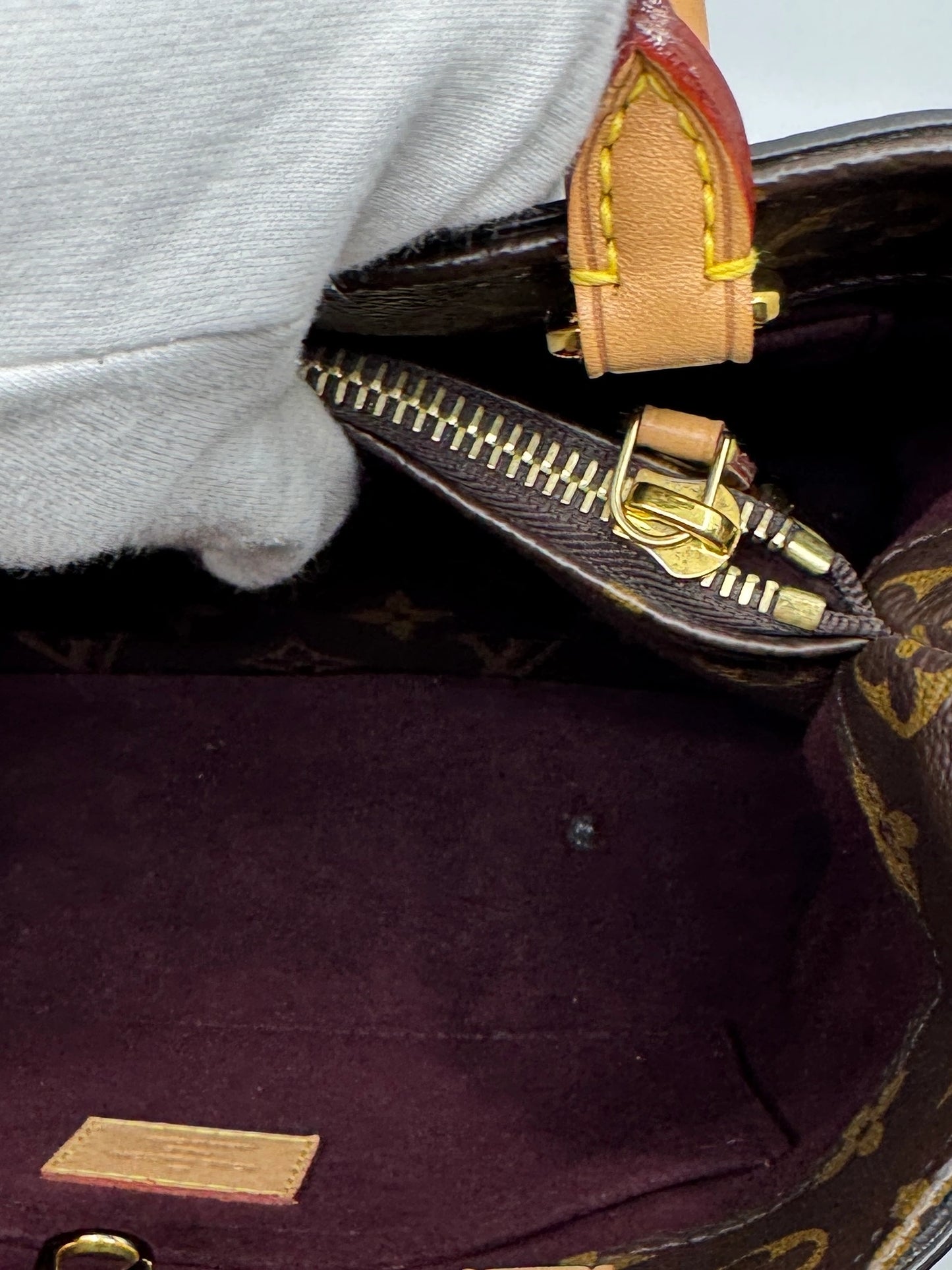 detail-of-golden-interior-closure-of-louis-vuitton-montaigne-bb-bag