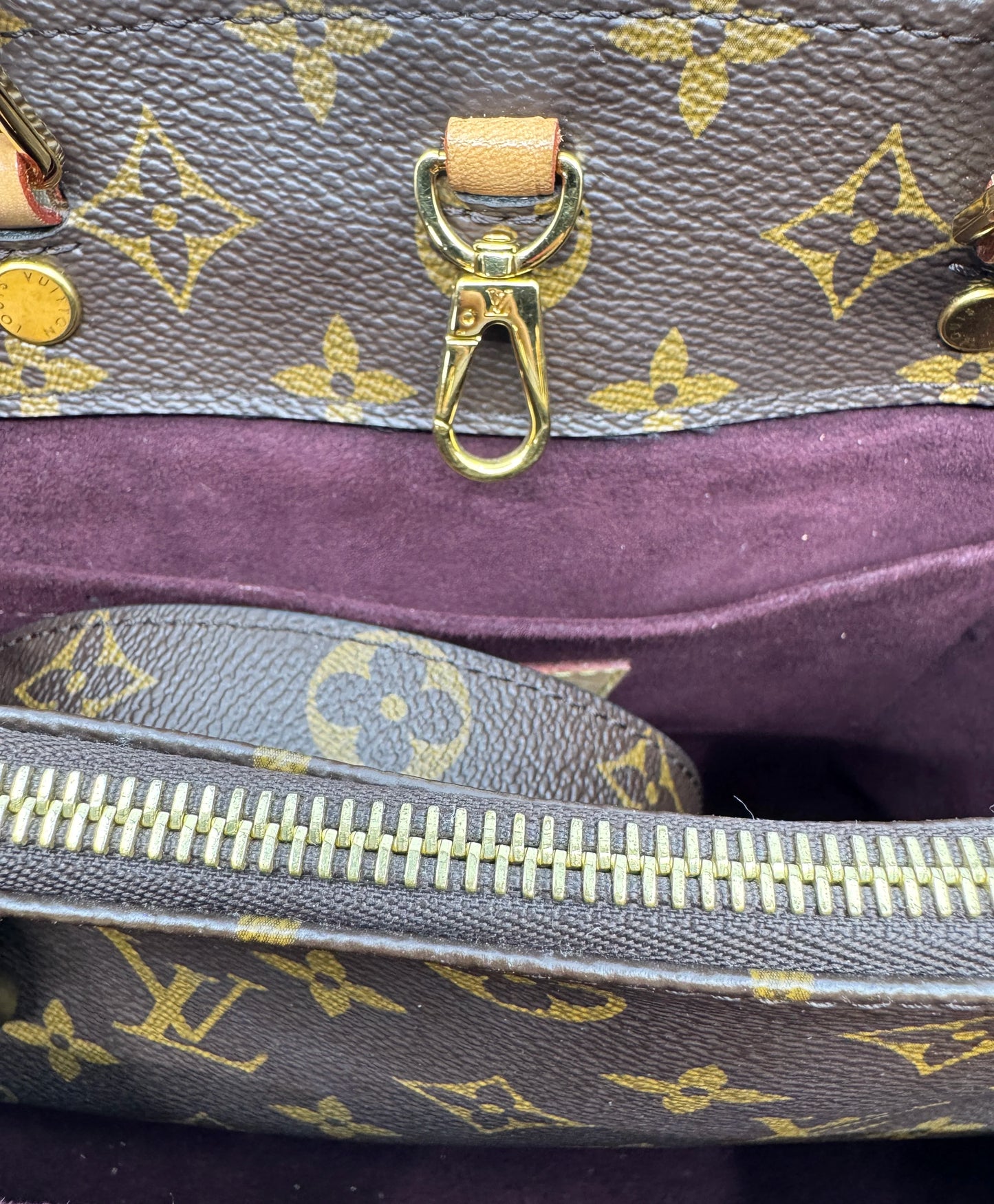 detail-of-golden-ring-for-shoulder-strap-covered-in-vachetta-leather-of-louis-vuitton-montaigne-bb-bag