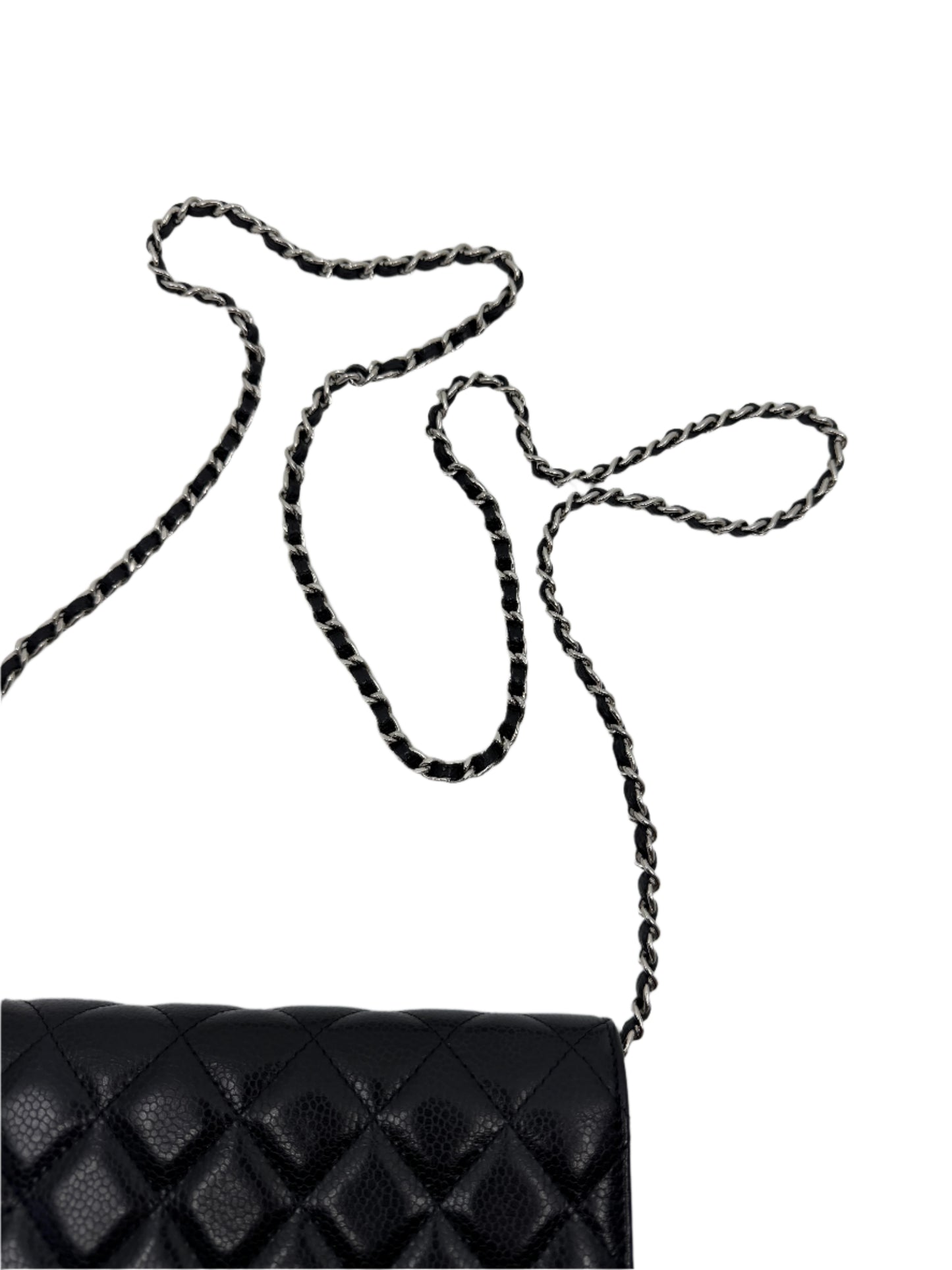 detail-of-the-black-leather-strap-joining-with-silver-chain-of-the-chanel-wallet-on-chain-silver-bag