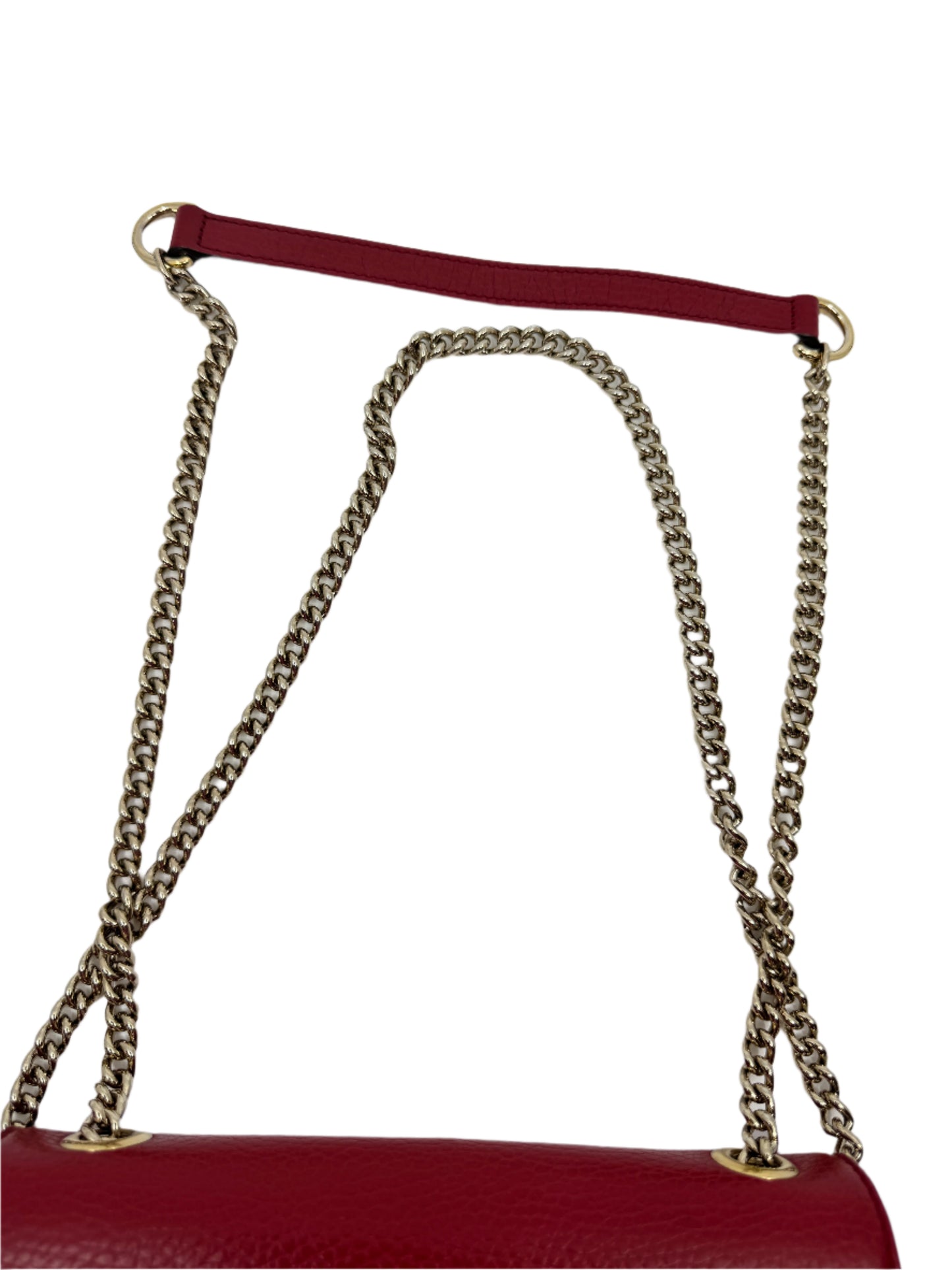 detail-of-the-gold-chain-of-the-gucci-small-dollar-interlocking-g-red-with-leather-top
