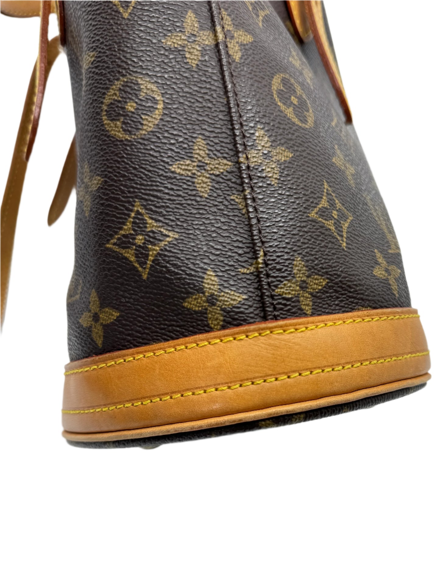 details-of-the-stitching-on-the-final-border-in-vachetta-leather-of-louis-vuitton-monogram-petit-bucket-bag