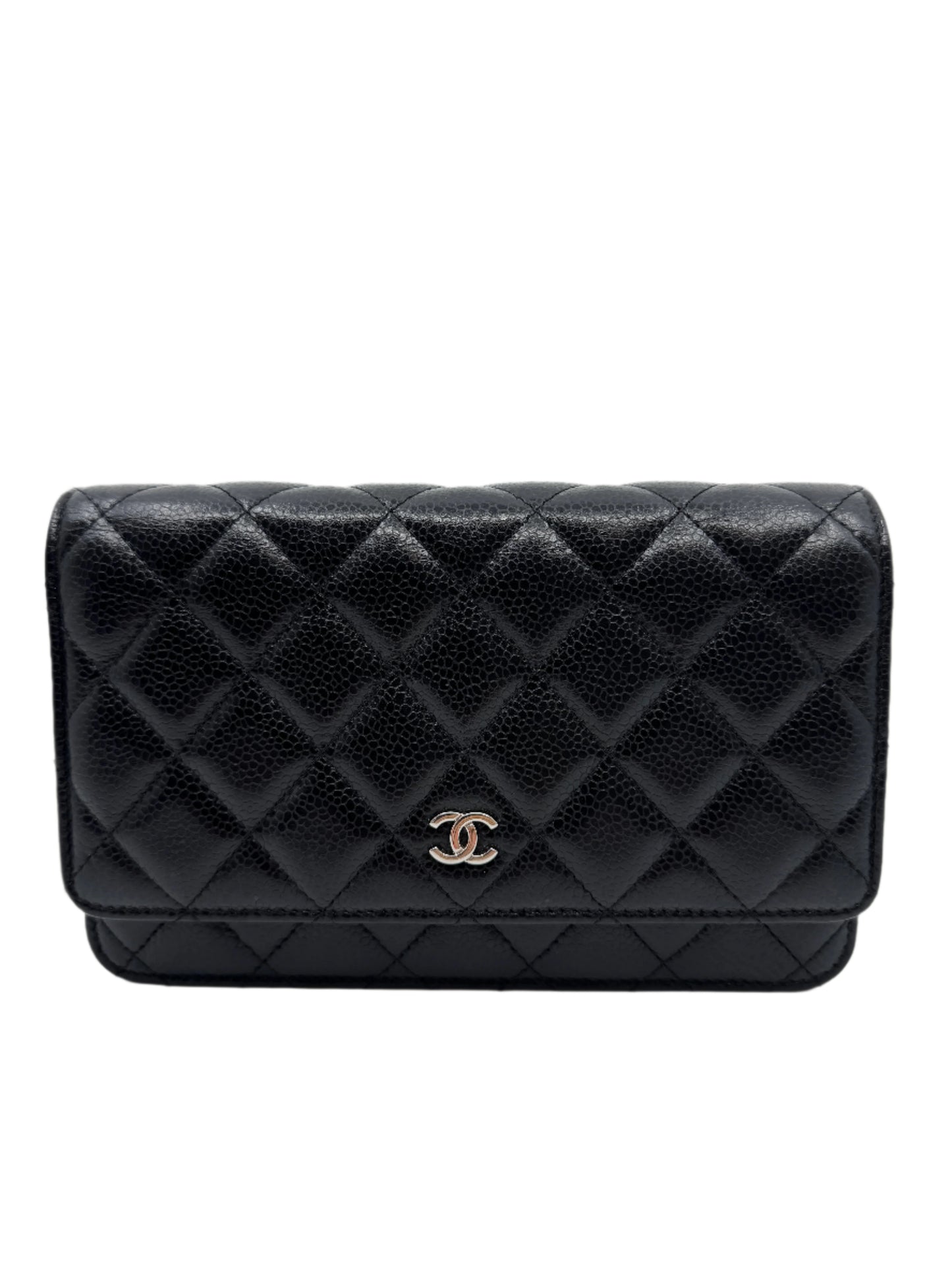 front-part-of-the-chanel-wallet-on-chain-silver-bag-in-black-caviar-leather-with-chanel-logo-in-silver-hardware