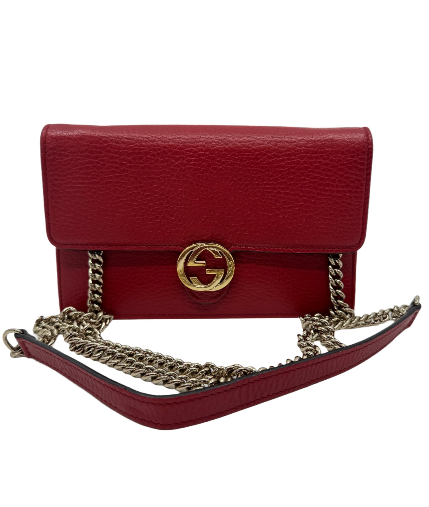front-part-of-the-gucci-dollar-calfskin-interlocking-g-chain-wallet-in-red-with-gold-tone-chain-and-hardware
