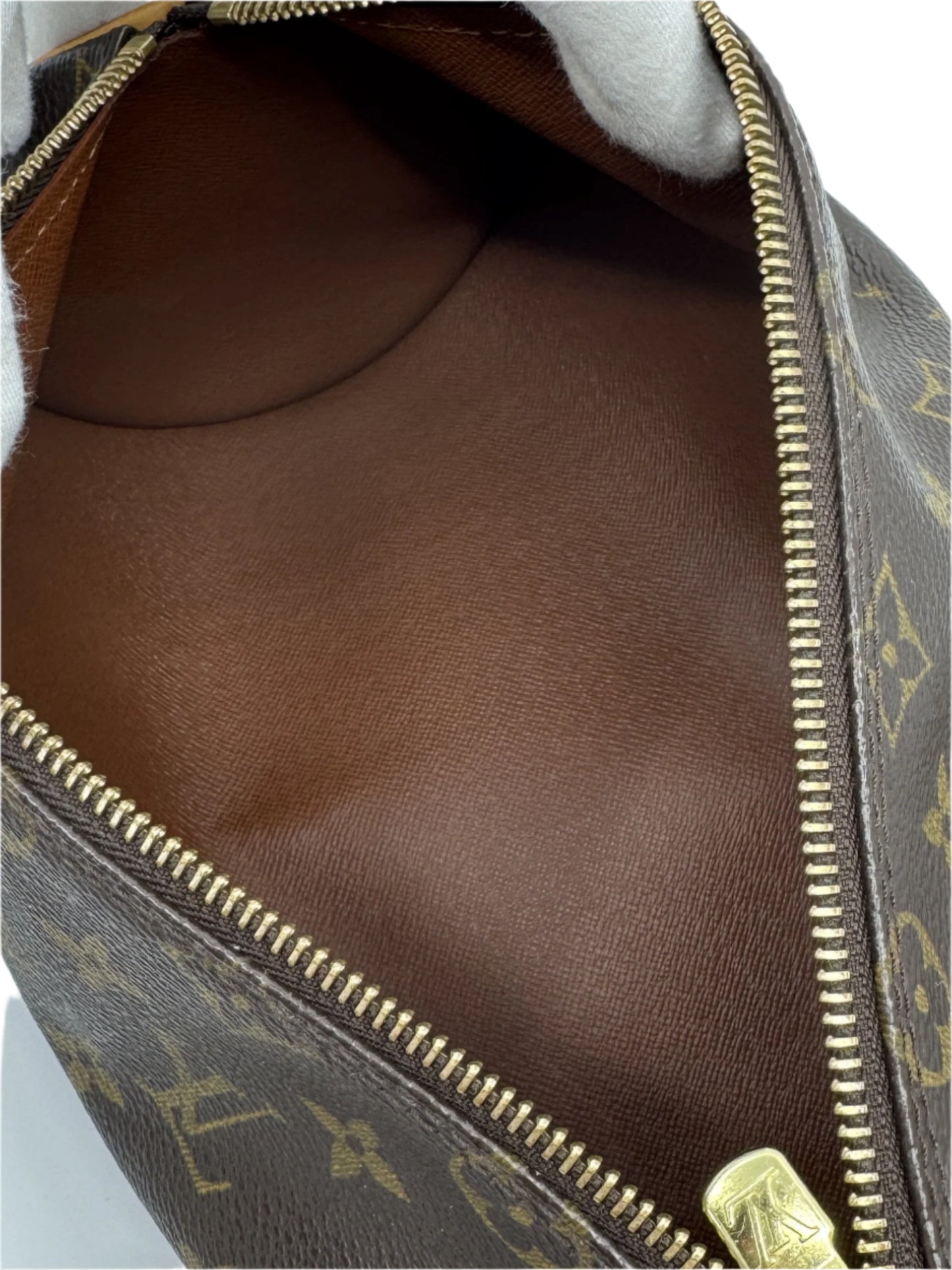 spacious-main-compartment-of-the-bag-with-brown-leather-interior