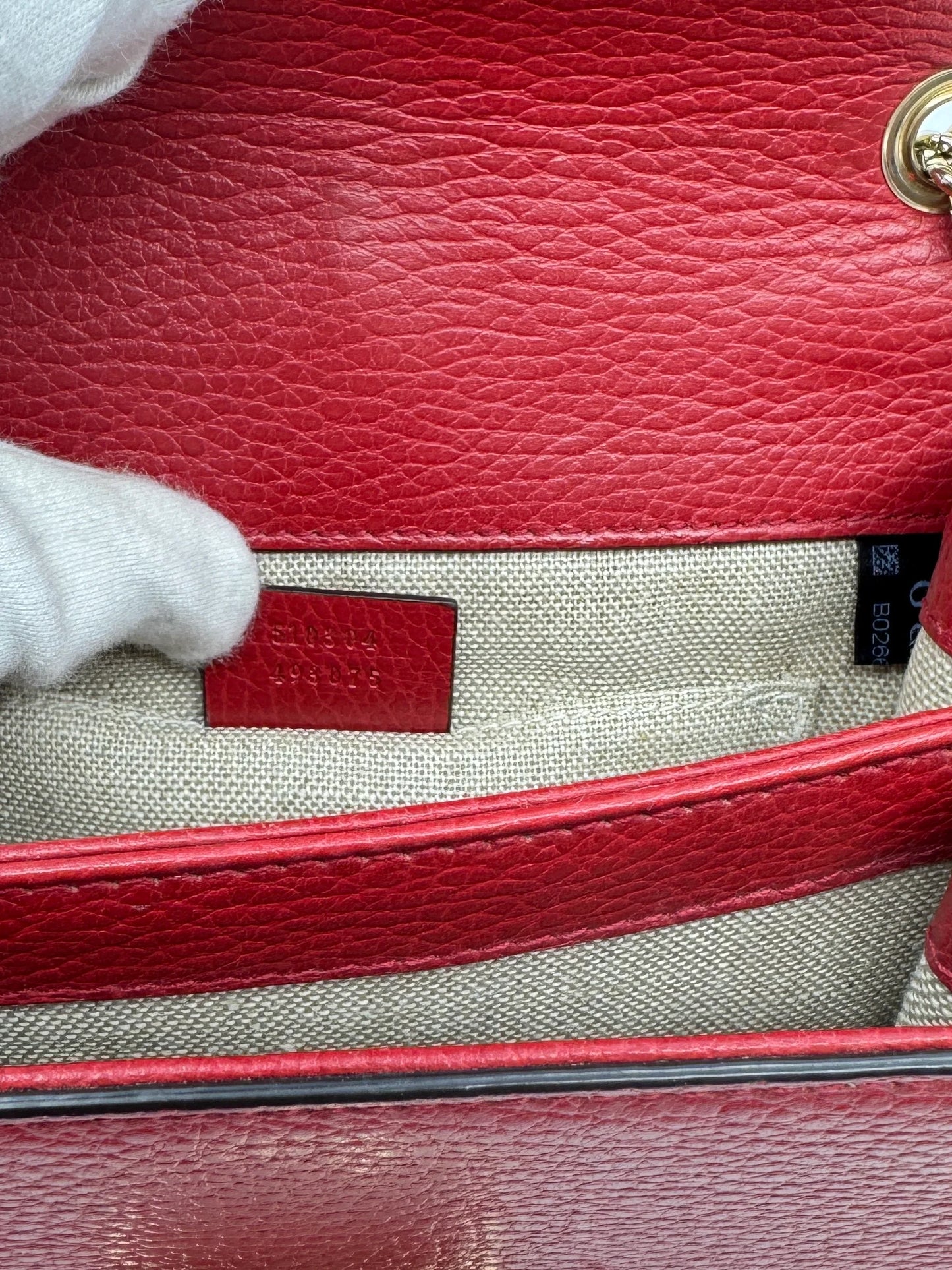 zoom-in-of-the-red-label-inside-the-gucci-small-dollar-interlocking-g-red-with-serial-number