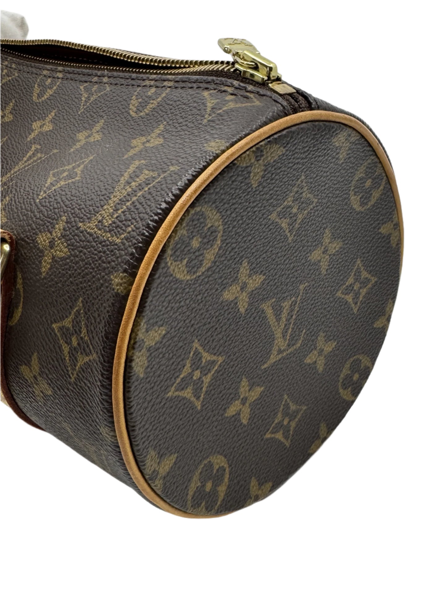 zoom-in-of-the-right-side-of-the-bag-focusing-on-the-gold-tone-zipper-and-the-rounded-vachetta-finishes