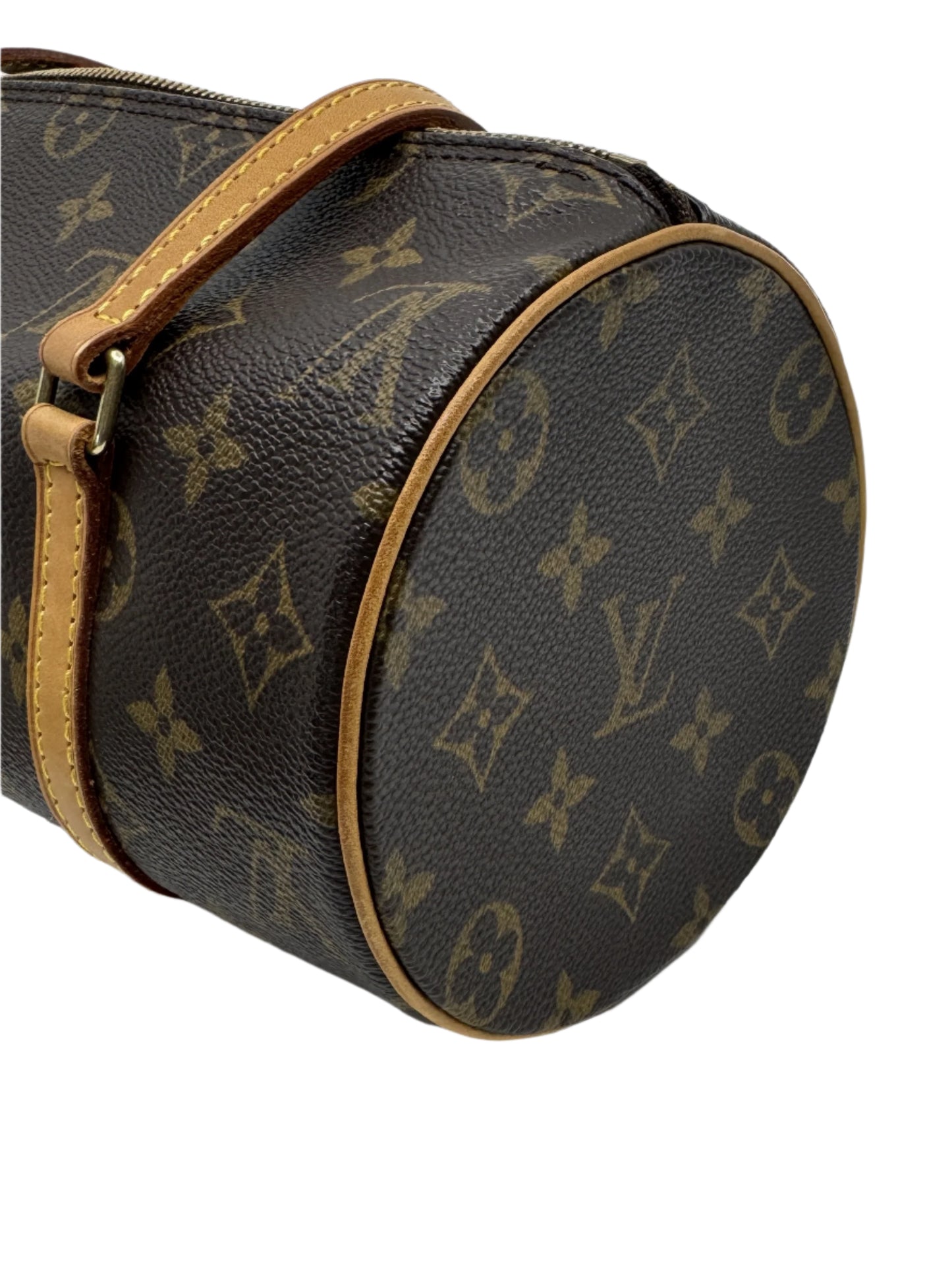 zoom-in-of-the-right-side-of-the-bag-showing-the-rounded-vachetta-finishes