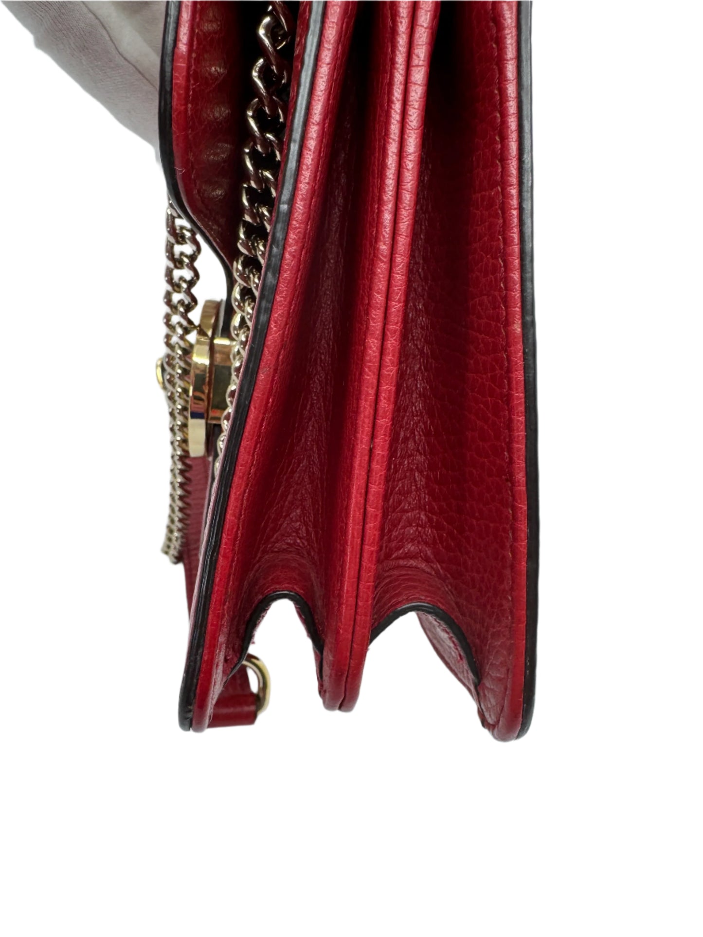 zoom-in-of-the-side-of-the-gucci-small-dollar-interlocking-g-red-with-leather-finishing