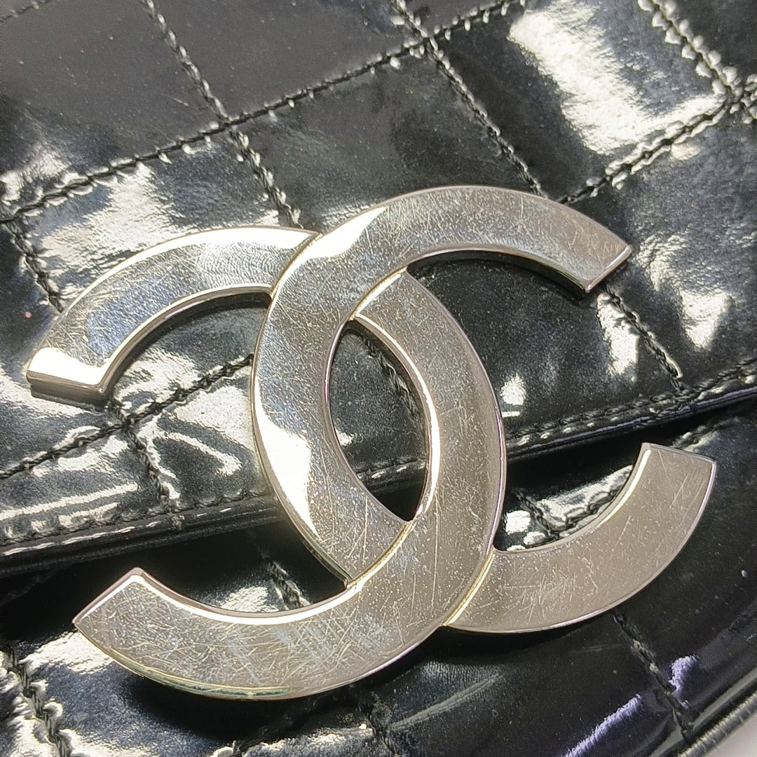 Chanel Black patent leather shoulder bag
