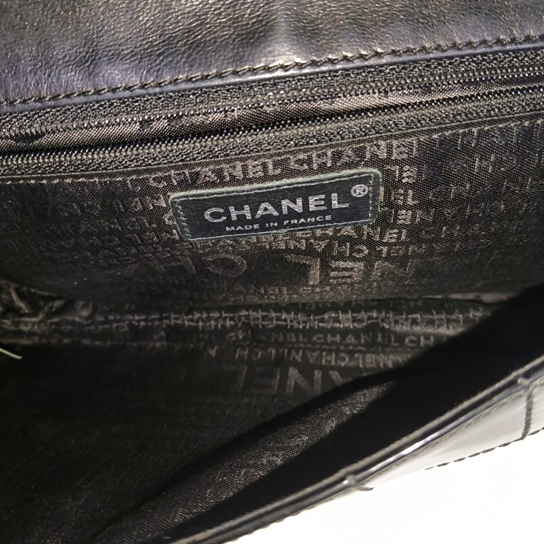 Chanel Black patent leather shoulder bag