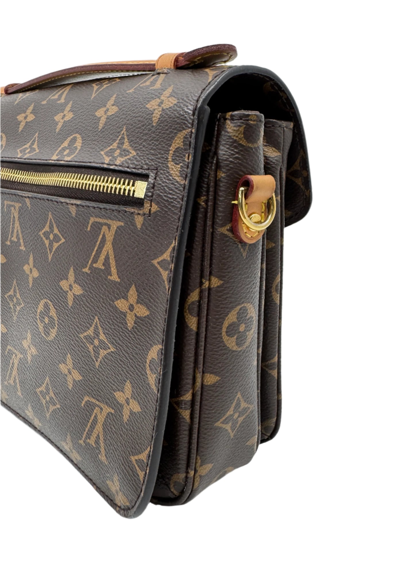 Details-of-the-right-side-of-the-Louis-Vuitton-Metis-Pochette-Monogram-with-ring-to-attach-the-shoulder-strap-in-gold-and-leather-and-logo-across-the-bag