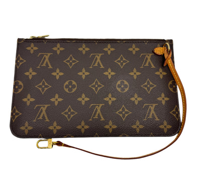 Front-part-of-the-Louis-Vuitton-Neverfull-MM-Monogram-Pochette-including-logo-across-the-bag-with-details-of-the-closure-and-strap