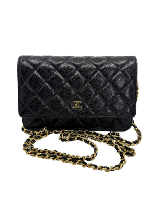 Front-part-of-the-bag-with-CC-logo-and-golden-chain_showcasing-the-iconic-Chanel-design-and-luxurious-details.