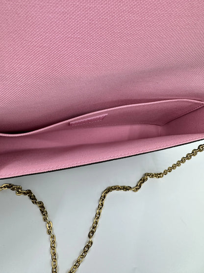 Interior-behavior-of-Louis-Vuitton-Felicie-Pochette-in-pink-with-chain-detail