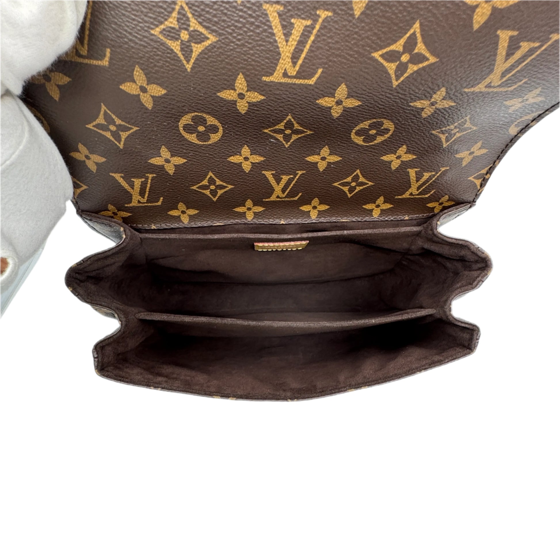 Interior-part-of-the-Louis-Vuitton-Metis-Pochette-Monogram-in-brown-leather-divided-into-two-compartments-with-logo-detailed-across-the-opening