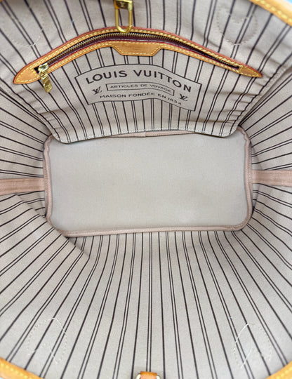 Interior-striped-in-white-and-black-of-the-Louis-Vuitton-Neverfull-MM-Monogram-showing-its-depth-and-golden-interior-zip-closure-with-Louis-Vuitton-tag