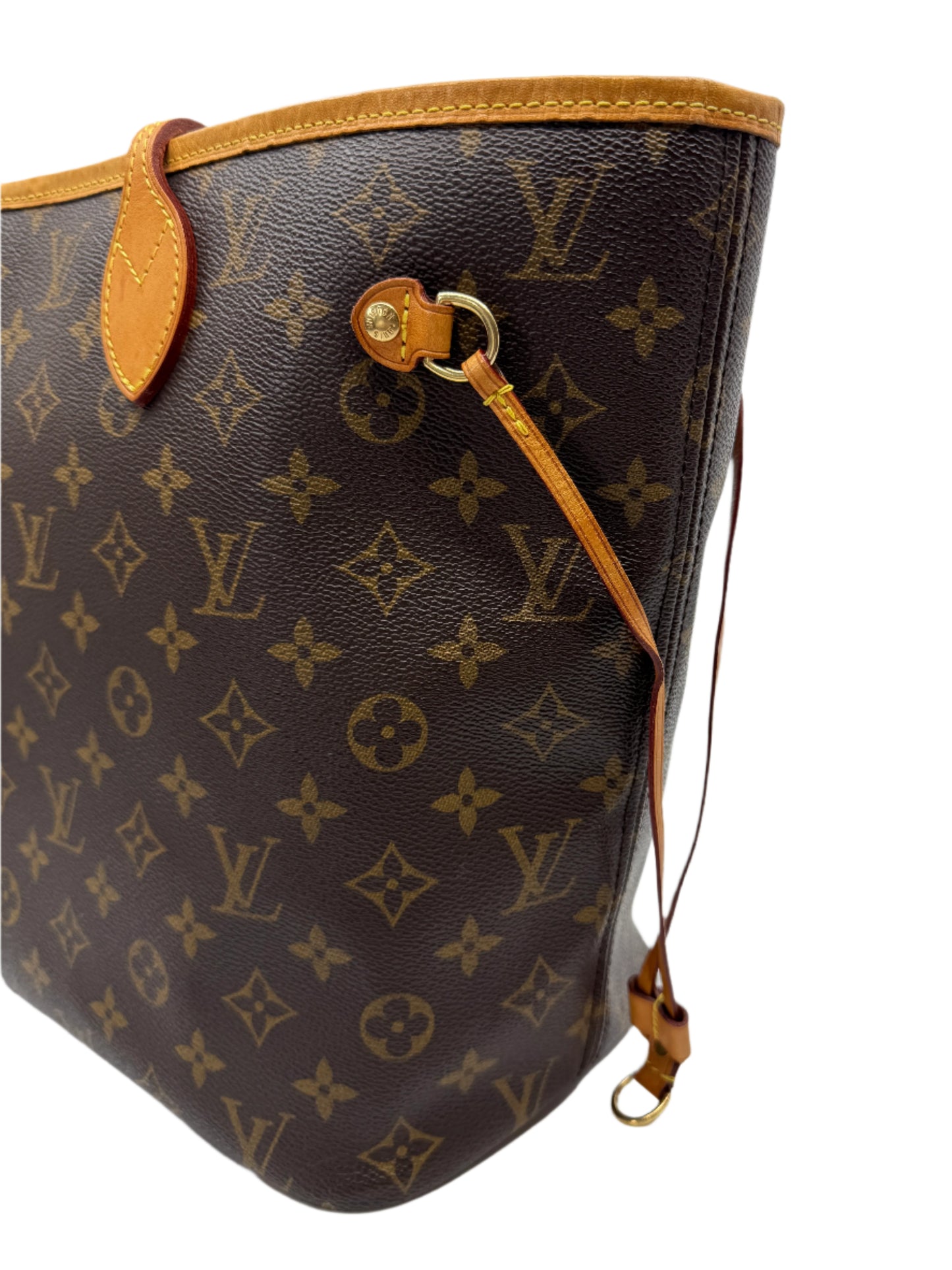 Right-side-of-the-Louis-Vuitton-Neverfull-MM-Monogram-with-logo-across-the-bag-and-handle-finishing-details