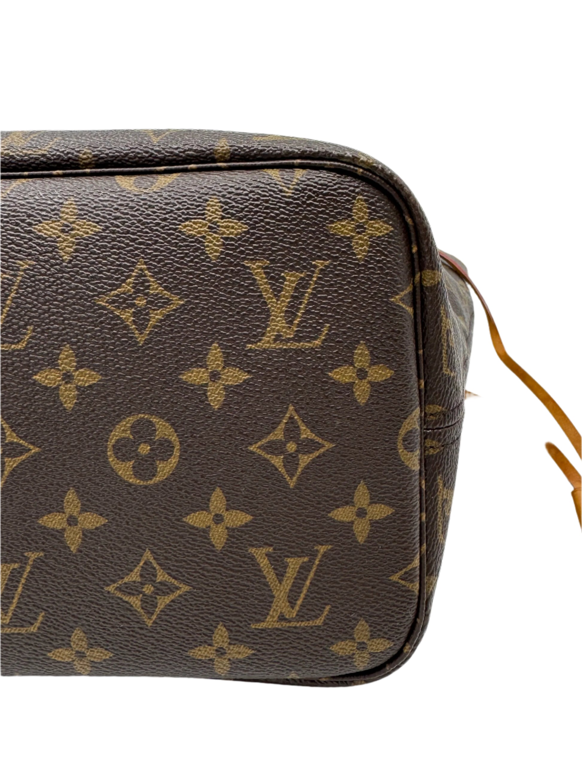 Right-side-of-the-bottom-part-of-the-Louis-Vuitton-Neverfull-MM-Monogram-showing-the-logo-across-the-bag-and-its-finishing-details