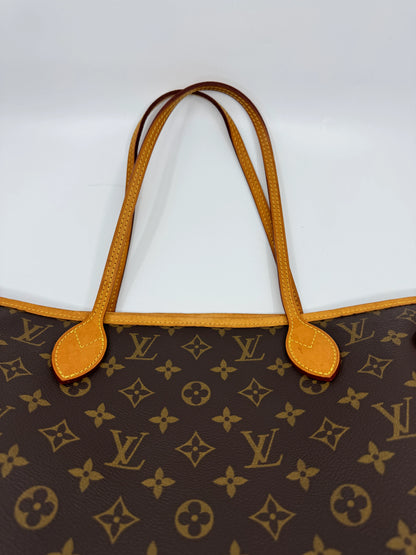 Zoom-in-on-details-of-the-Louis-Vuitton-Neverfull-MM-Monogram-hand-strap-in-leather