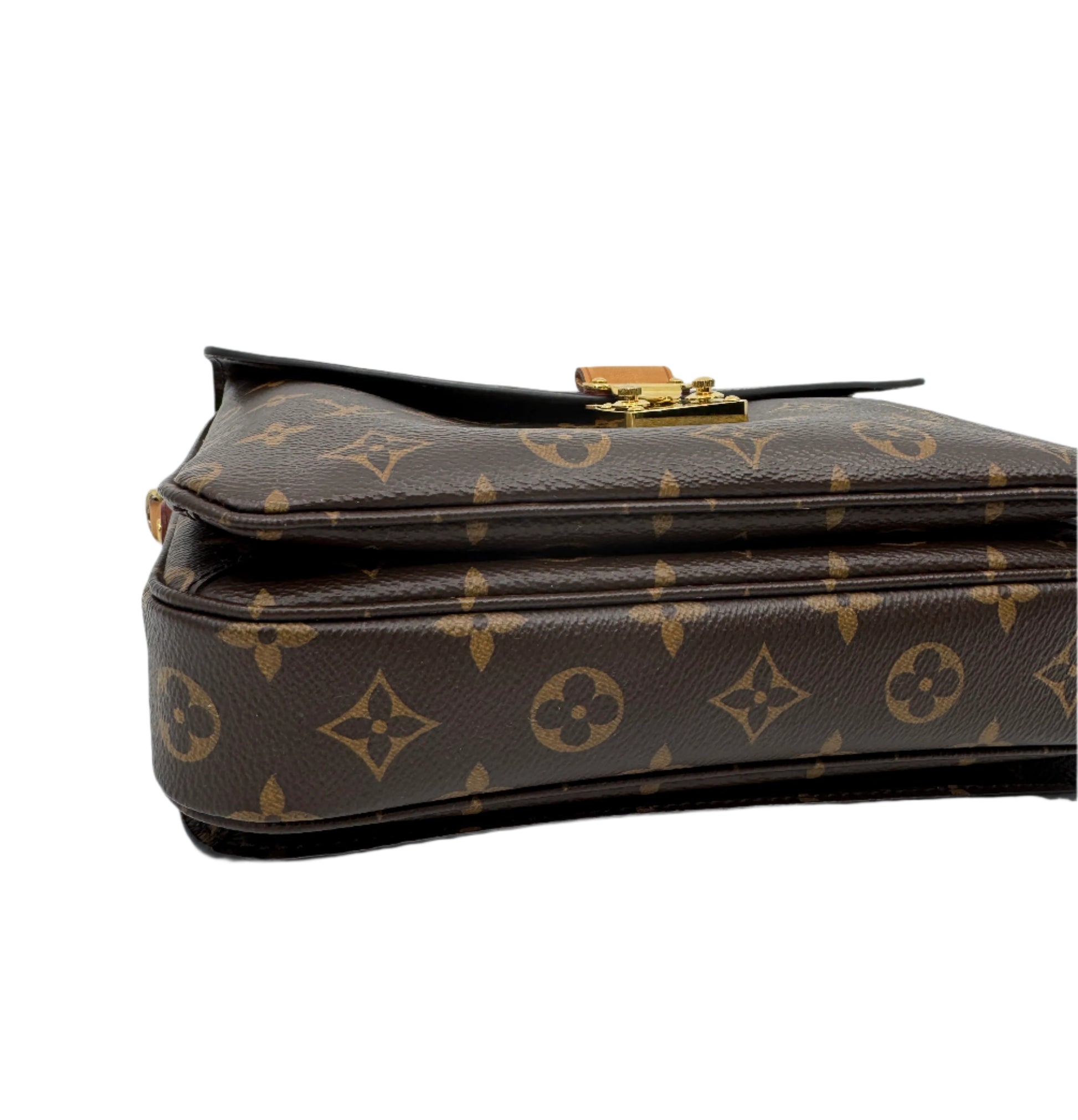 Zoom-in-on-the-bottom-part-of-the-Louis-Vuitton-Metis-Pochette-Monogram-showing-its-compact-size-and-compartments-with-logo-details