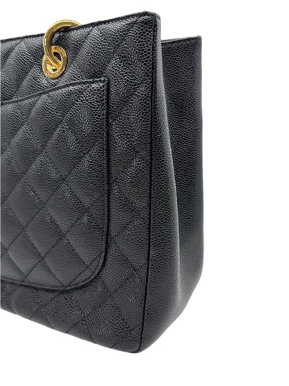 detail-of-right-side-in-leather-of-chanel-black-caviar-grand-shopping-tote-with-small-external-pocket