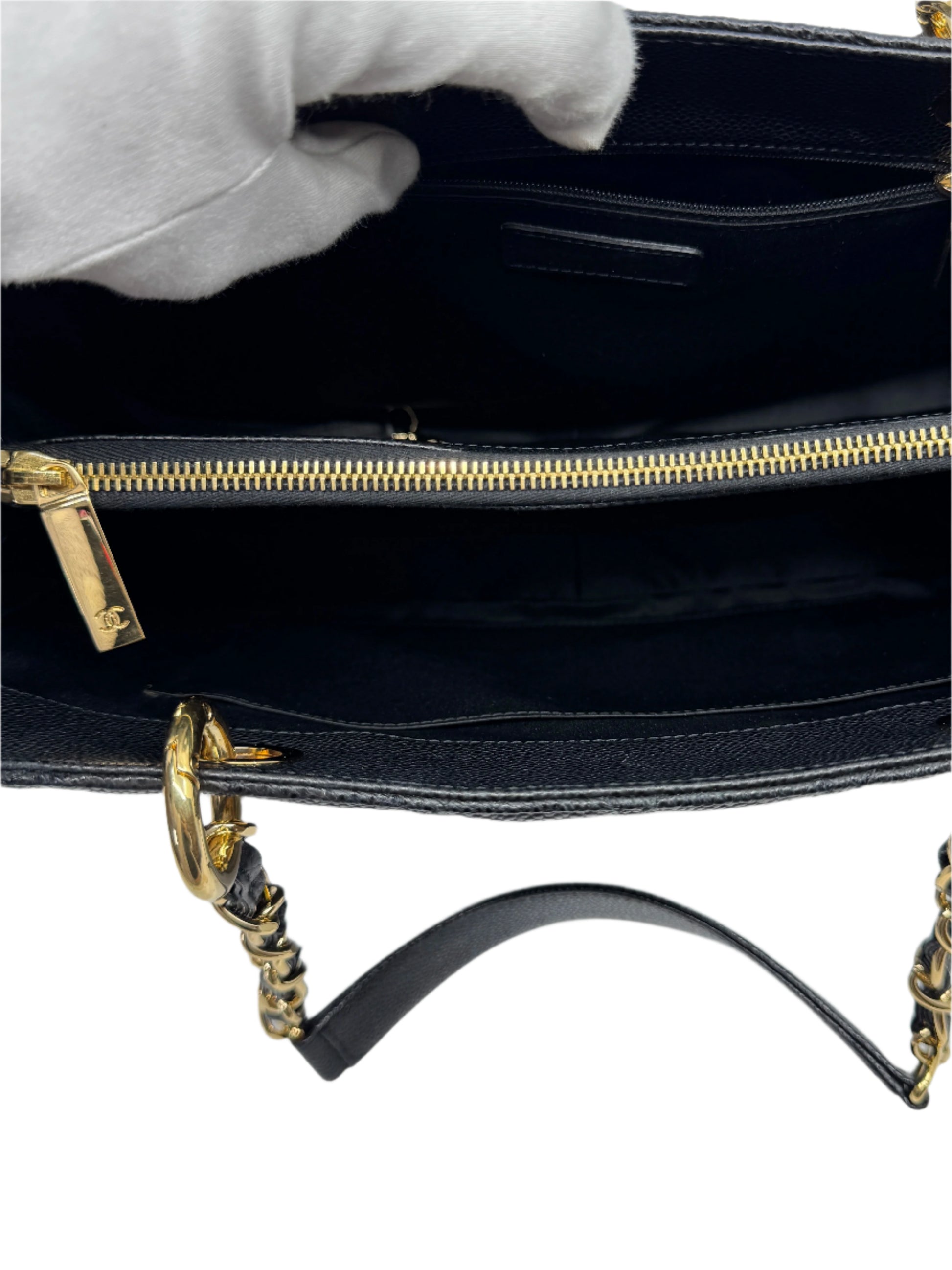detail-of-two-interior-compartments-of-chanel-black-caviar-grand-shopping-tote-with-golden-zippered-divider-between-compartments