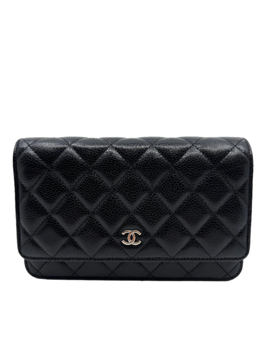 front-part-of-the-chanel-wallet-on-chain-silver-bag-in-black-caviar-leather-with-chanel-logo-in-silver-hardware